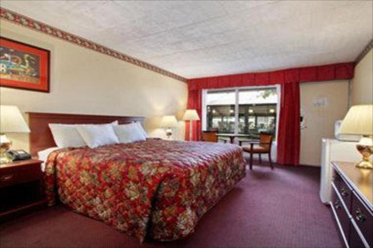 Days Inn East Stroudsburg Exterior photo